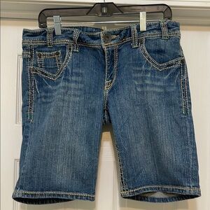 HotKiss - low rise Bermuda length rope stitch medium wash jean shorts - 13/31